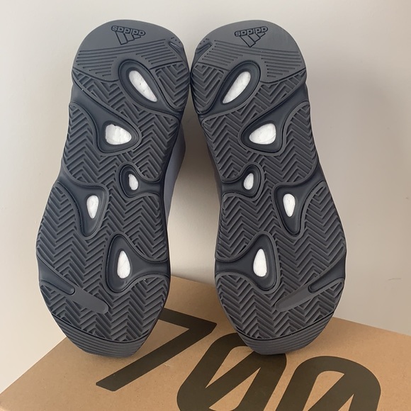 Yeezy 700 boost 🔥🔥🔥🔥🔥 - Picture 6 of 7